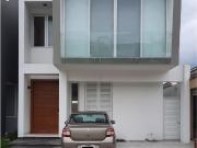 ALQUILER DE CASA MODERNA Y ESPACIOSA – URBANIZACIÓN...