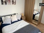 ¡Habitación Moderna en Piso Reformado en Miraflores, Málaga!