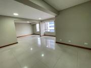 ALQUILER DE OFICINA 50M2 5TO PISO CON ASCENSOR EN AV....
