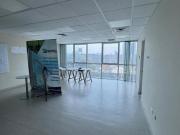 Alquiler de Oficina Amplia en Edificio Comercial – Santa...