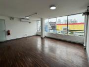 ALQUILER DE OFICINA EN 4to PISO. 5 AMBIENTES ILUMINADA