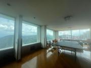 Alquiler. Departamento de 280 m2 ubicado sobre la Av....