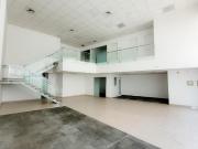 Alquiler excelente local comercial en pleno ovalo...