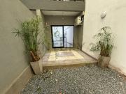 Alquiler monoambiente con patio y servicios incluidos...