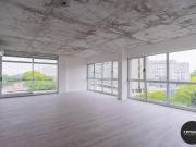 Alquiler oficina tipo loft con 2 toilettes cochera y...