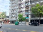 Alquilo: 2 amb. Frente con balcón. Cocina y baño en...