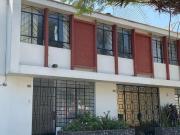 ALQUILO ACOGEDORA CASITA DE 3 NIVELES, FRENTE A PARQUE,...