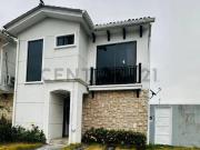 Casa Esquinera en alquiler Urb. Mallorca Village,3...
