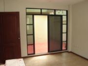 Alquilo amplio departamento en segundo piso sector...