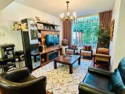 ALQUILO CASA FRENTE A PARQUE