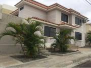 Alquilo casa amoblada dentro de Urbanización