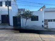 ALQUILO CASA BARRIO GUEMES SOBRE CALLE LAPRIDA