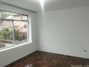 ALQUILO CASA EN AV. RICARDO ANGULO FRENTE A PARQUE EN...