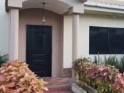 alquilo casa en urbanizacion privada via costa