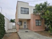 Alquilo casa urb campiña. Esquinera con estudio y patio...