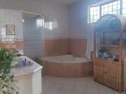 ALQUILO CASA SIN AMOBLAR CON AMPLIOS ESPACIOS EN PUERTO AZUL