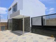 Alquilo Casa, Urb. Manta azul, con patio amplio + BBQ