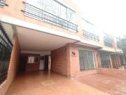 Alquilo excelente casa dos pisos Barrio San Joaquín para...