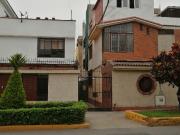 Alquilo habitación en primer piso con ingreso...