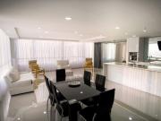 Alquilo lujoso y moderno departamento con salida directa...