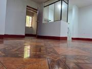 alquilo minidepartamento en casa multifamiliar