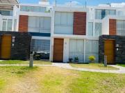 Alquiló moderna casa estilo townhouse en cerro colorado