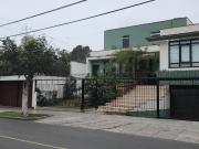 VENDO AMPLIA CASA CON FONDO A PARQUE PARA VIVIENDA U OFICINA