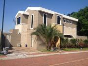 ALQUILO TOTALMENTE AMOBLADA CASA DE 3 DORMITORIOS FRENTE...