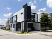 ALTAVISTA BOSQUES CASA EN ESQUINA CON EXCEDENTE