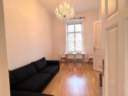 Altbau 2 Zimmer Wohnung mit Aufzug und Einbauküche