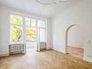 Altbau Highlight mit Stuck und Balkon im Erstbezug nach...