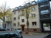 Altbau. Wohnung mit großer Wohnküche und Balkon....