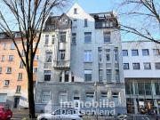Altbaucharme trifft Moderne: Sanierte Wohnung mit Balkon...