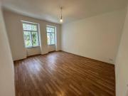 Altbaucharme trifft Stadtoase – Sanierte 2 Zimmer...