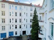 Alte Pracht und neuer Glanz: Altbauwohnung mit Balkon...