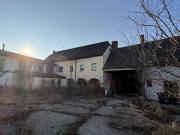 Alter großer Hof mit Nebengebäude und Halle