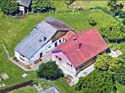 Älteres Haus mit Nebengebäude und Garage. Herrlicher...