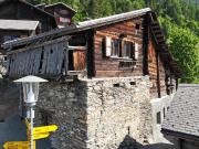 Altertümlicher Baukomplex im Dorfkern von Bratsch