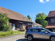 Altes Bauernhaus und sein Nebengebäude auf einem...