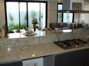 Altos de Juriquilla casa de tres niveles en REVENTA RAH5