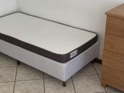 Aluga se em apartamento quarto luminoso a uma quadra do mar