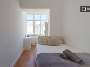 Aluga se quarto em apartamento de 11 quartos em Santa...