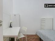 Aluga se quarto em apartamento de 16 quartos no Azul, Lisboa