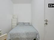 Aluga se quarto em apartamento de 16 quartos no Azul, Lisboa