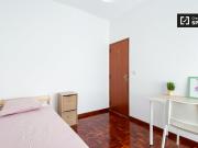 Aluga se quarto em apartamento de 3 quartos nos...