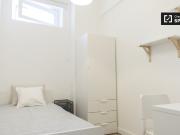 Aluga se quarto em apartamento de 4 quartos em Carriche,...
