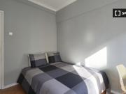 Aluga se quarto em apartamento de 6 quartos em Benfica,...