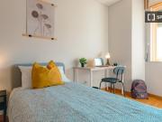 Aluga se quarto em apartamento de 6 quartos no Porto