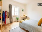 Aluga se quarto em apartamento de 7 quartos em Alvalade,...