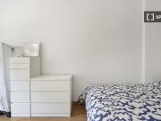 Aluga se quarto em apartamento de 7 quartos em Benfica,...